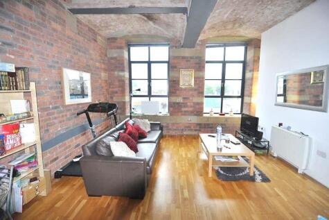 OPEN-PLAN LOUNGE/KITCHEN