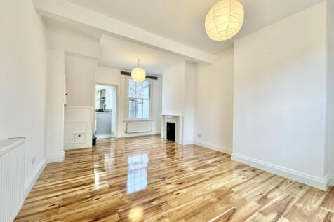 2 bed terraced house to rent Moselle Avenue, Lond