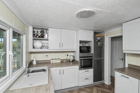 Kitchen - b.JPG