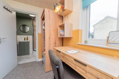 Bright study area with large desk and ensuite...