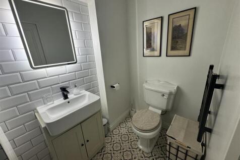 Modern fitted bathroom