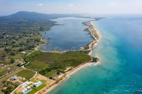 Beach and lake, 10 minutes from the house