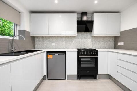 1-bed flat on THE STREET, EFFINGHAM, KT24, £1,525/mo