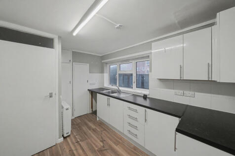Flat 1 Jutland House, Dedworth Road, Windsor SL4 5BE
