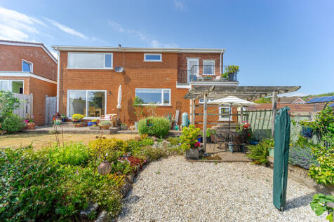 4 bed detached house for sale