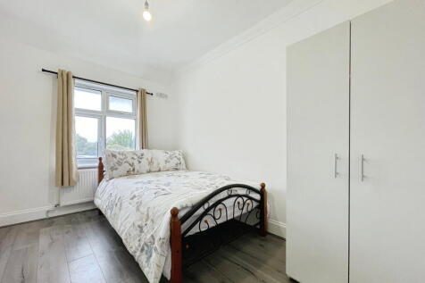 1 Bedroom House in EN3 5RR