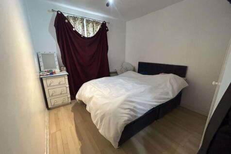 Springwood Crescent, Edgware, HA8 photo 3