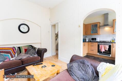 4 Bedroom, Brookdale Road photo 3
