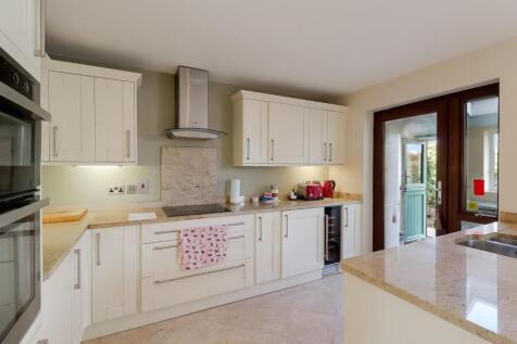 4-bed-house-prestbury (21).jpg