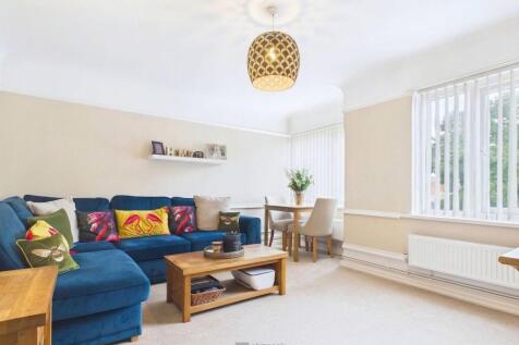 2-bed flat on London Road, Doyle Court, PO2, £950/mo