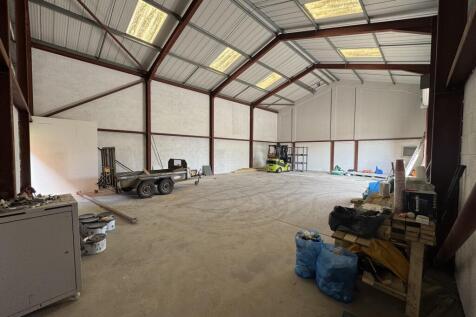 Large open plan industrial unit with 1,900 sq ft across 1 floor