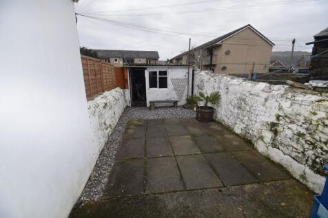 Rear Garden to Garage.JPG