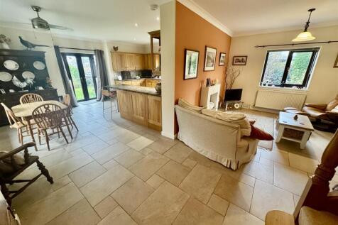 Open plan kitchen/dining/living room