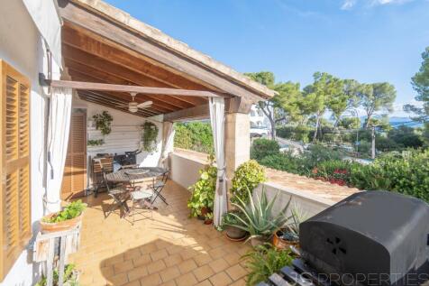 Beautiful apartment in Alcanda with sea views, terrace, and close proximity to the golf course.