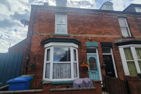 Three bedroom end terrace house - For sale by auc