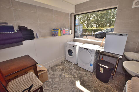 Commercial Property to rent Image 11