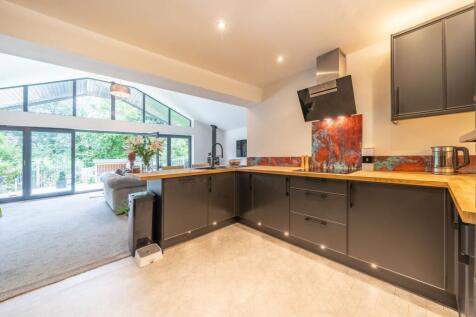 OPEN PLAN LIVING AREA