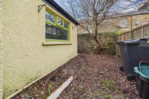 Garden with shared access to the front of the property through ginnel