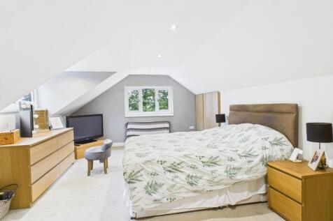 CAM03729G0-PR0082-STILL033