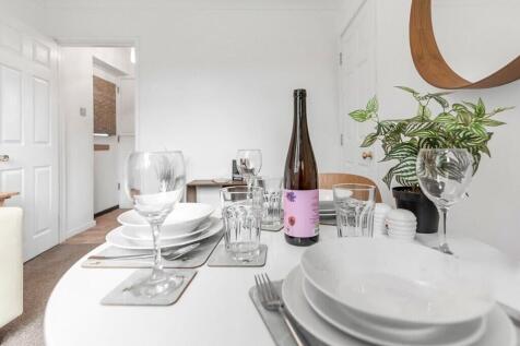 3-bed flat on Pippin Green, £2,080/mo