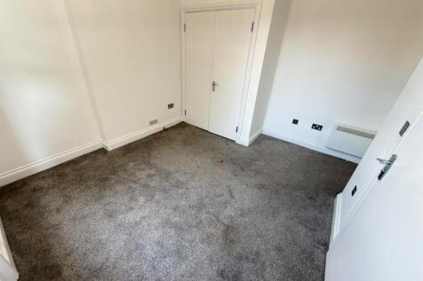 Flat 2 Regent Gate - Bedroom.jpg