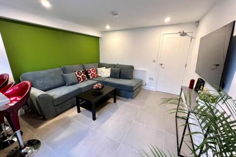 87 St Margaret Road - Lounge .jpeg