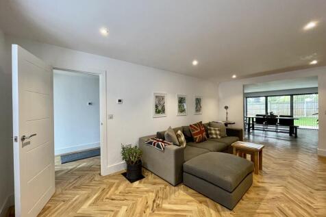 Wellington Way, Horley photo 5