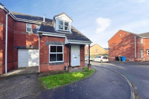 3-bed semi-detached on St Marks Close, WORKSOP, £975/mo