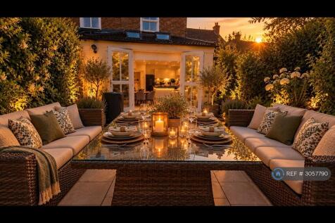 South-Facing Garden With Stunning Sunsets