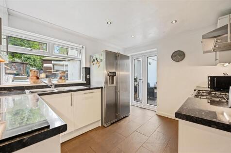 WH - 41 Rossdale - Kitchen3 (1).JPG