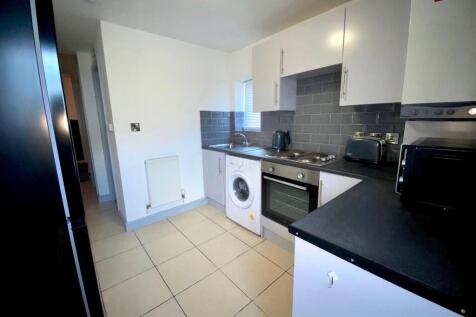 Portland St // 3 Bed Apt // June 2027 photo 2
