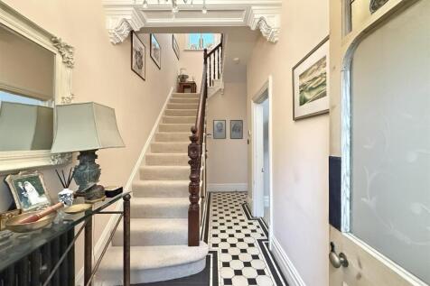 Burleigh Park Road 22 - Hall.jpg