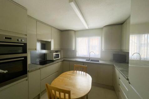 Marshalls Court, Speen, Newbury photo 3