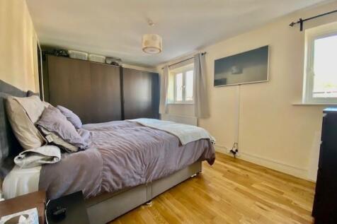 Woking, Surrey, GU22  photo 4
