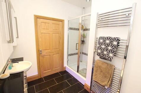 Family Bathroom photo 2