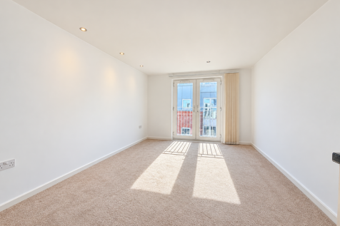 Spacious Top Floor Apartment with Secure Parking