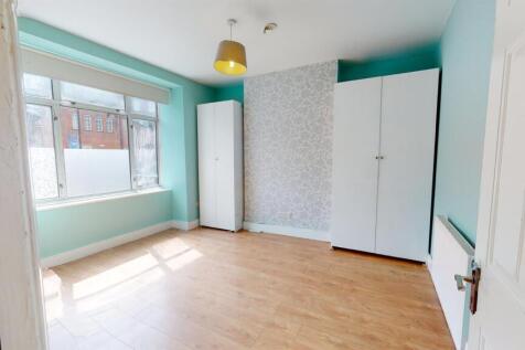 Three bedroom ground floor flat in Norbury photo 3