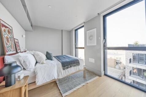 Discover the perfect blend of comfort and convenience in our 5-bedroom interior-designed apartment, nestled in the bustling heart of Bermondsey. Bermondsey and London Bridge stations are just a 15 to 
