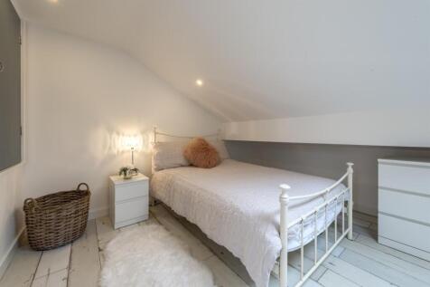 Cozy, well-kept attic single bedroom with a com...