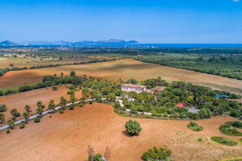 Bird`s eye view of the finca with panorama views
