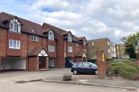 Studio flat on Thackeray Lodge, Feltham, Middlesex, TW14, £1,000/mo