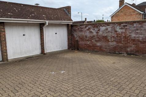 Garage for storage - central Farnham