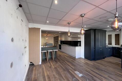 Retail Property (high street) to rent Image 4