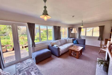 Living Room 1.jpg