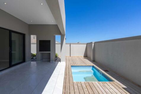 Outdoor patio, built in braai and pool