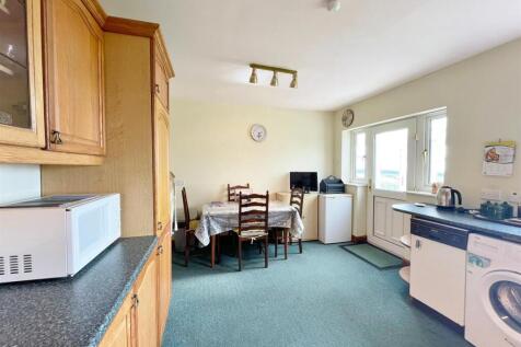 Breakfasting kitchen