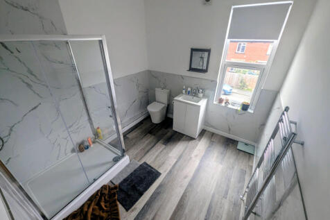 14 Headingley Mount New Bathroom