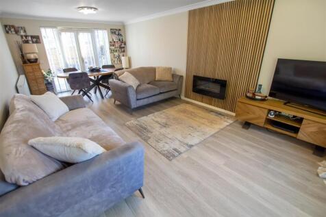 Living Room (3).jpg
