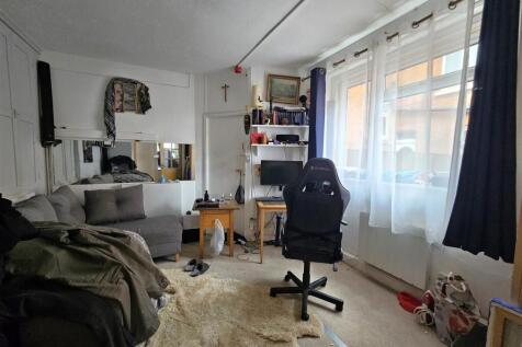 Studion lounge-bedroom.jpg