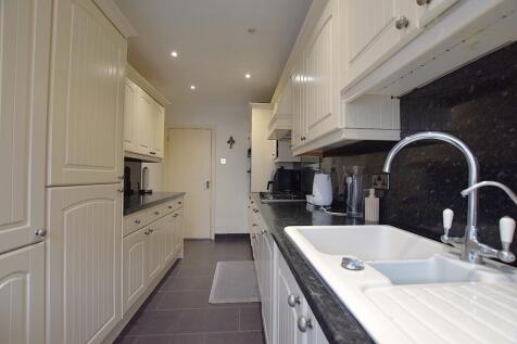 St. Marys Avenue, Stanwell, Staines-upon-Thames, Surrey, TW19 photo 4